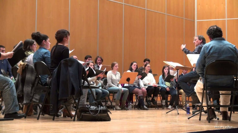 Ayuntamiento de Oviedo | April 5, 2013 | Peter Phillips y el coro León de Oro ensayan en el Auditorio Príncipe Felipe