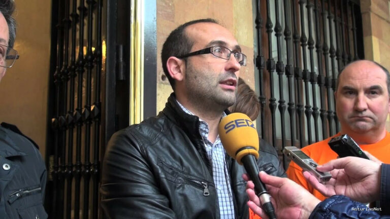 Ayuntamiento de Oviedo | May 8, 2013 | Los trabajadores de las Fábricas de Armas de Oviedo se reúnen con Caunedo
