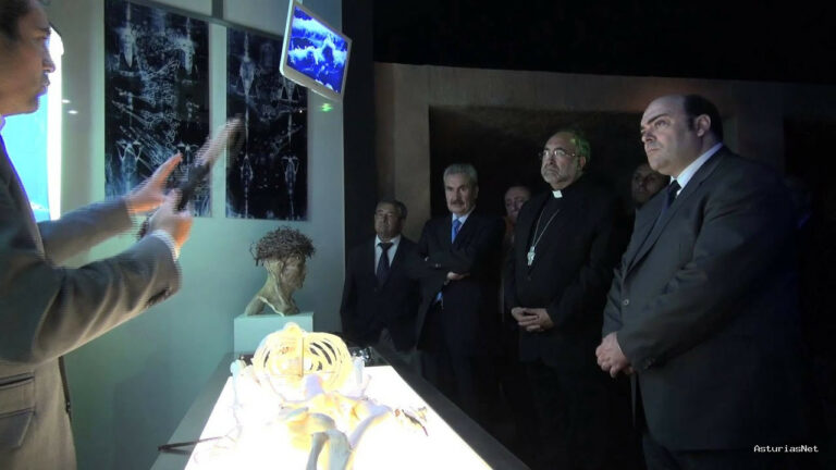 Ayuntamiento de Oviedo | July 5, 2013 | Inauguración Exposición Sábana Santa y Santo Sudario