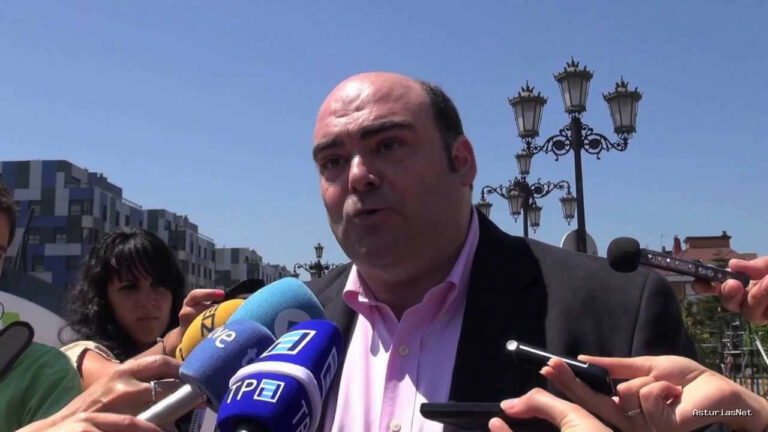Ayuntamiento de Oviedo | July 8, 2013 | Iglesias Caunedo presenta nuevas máquinas de limpieza para Oviedo