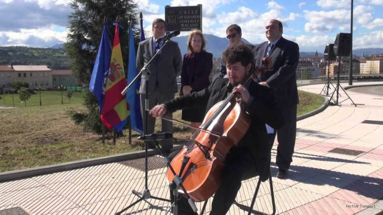 Ayuntamiento de Oviedo | October 3, 2013 | Descubrimiento de la placa de la Calle Doctor Eduardo González «Macano»