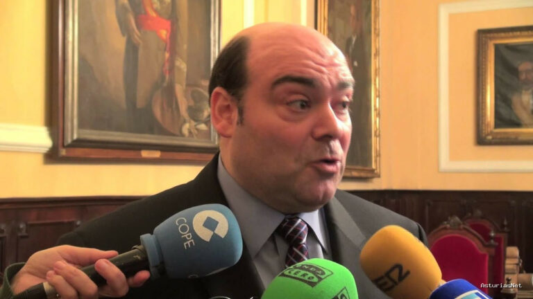 Ayuntamiento de Oviedo | November 19, 2013 | Agustín Iglesias Caunedo apoya a las familias del colegio Carmen Ruiz-Tilve