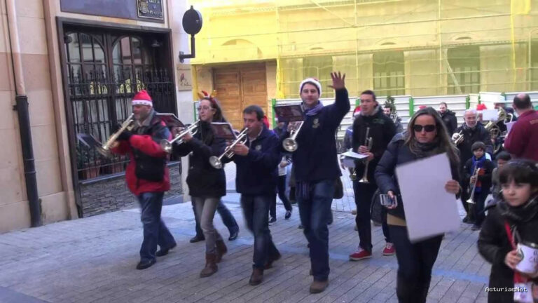 Ayuntamiento de Oviedo | December 28, 2013 | Pasacalles Hermandad de los Estudiantes
