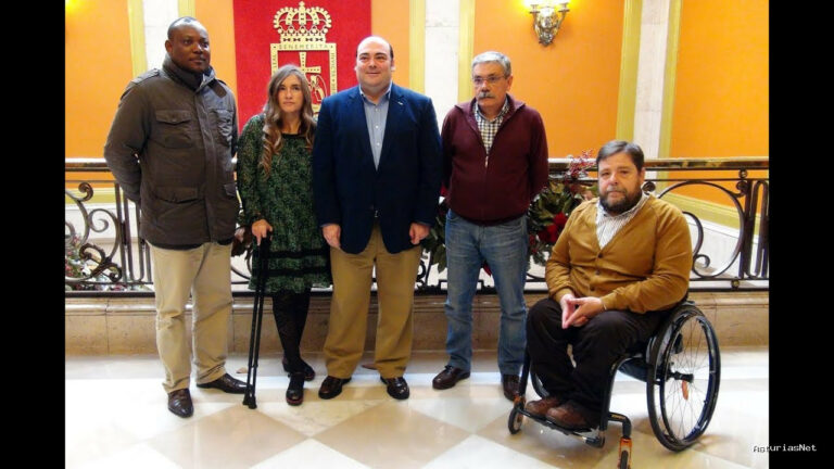 Ayuntamiento de Oviedo | December 28, 2013 | Presentación de los ayudantes de Ssmm Reyes Magos en Oviedo