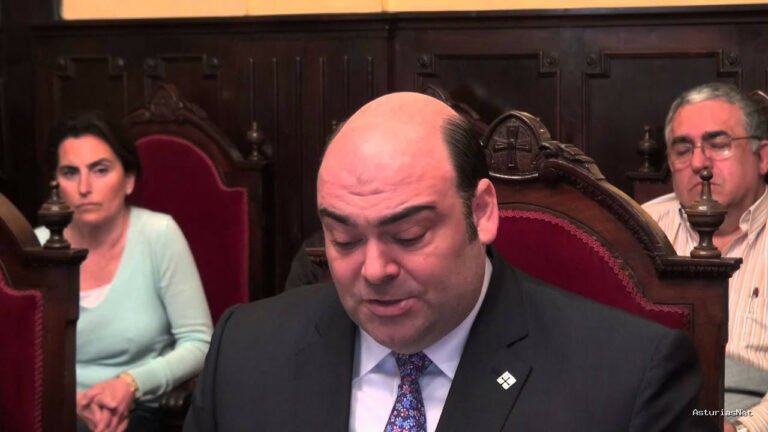 Ayuntamiento de Oviedo | May 20, 2014 | Firma de la nueva Relación de Puestos de Trabajo del Ayuntamiento