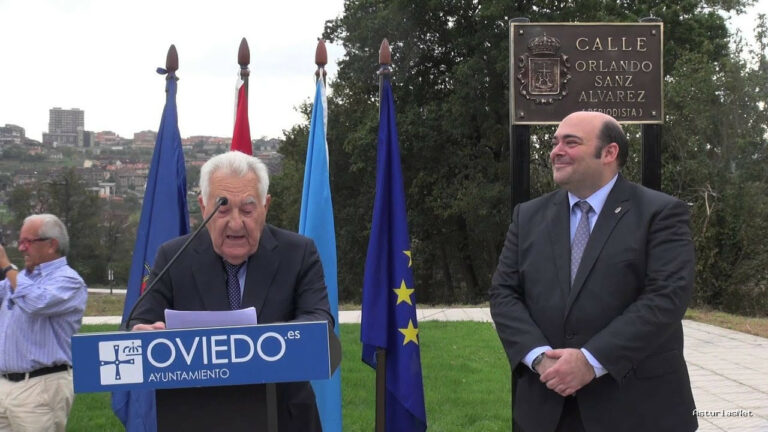 Ayuntamiento de Oviedo | October 29, 2014 | Calle Orlando Sanz, Periodista
