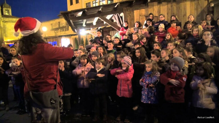 Ayuntamiento de Oviedo | December 16, 2014 | Villancicos junto al Belén Municipal