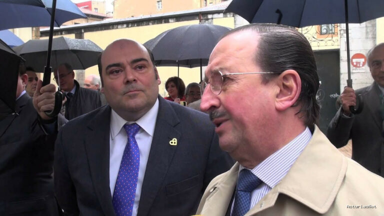 Ayuntamiento de Oviedo | March 19, 2015 | El Alcalde descubre la placa de la calle en memoria del médico asturiano Ildefonso Martínez