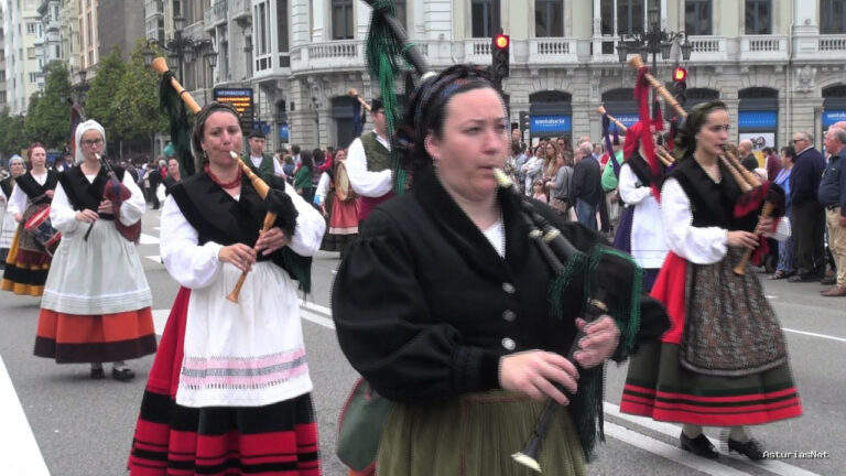 Ayuntamiento de Oviedo | May 27, 2017 | Desfile Folclórico L’Ascensión17 y espectáculo de «Gigantes, Diablos y Dragones»
