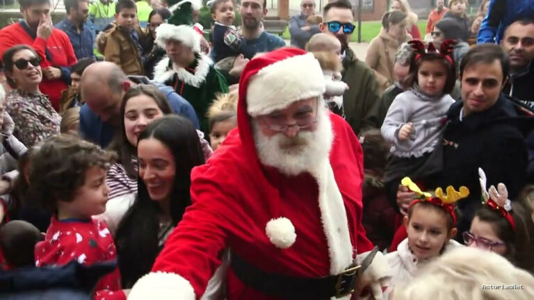 Ayuntamiento de Oviedo | 25 de diciembre de 2022 | Papá Noel y sus elfos no han faltado a su cita con Oviedo