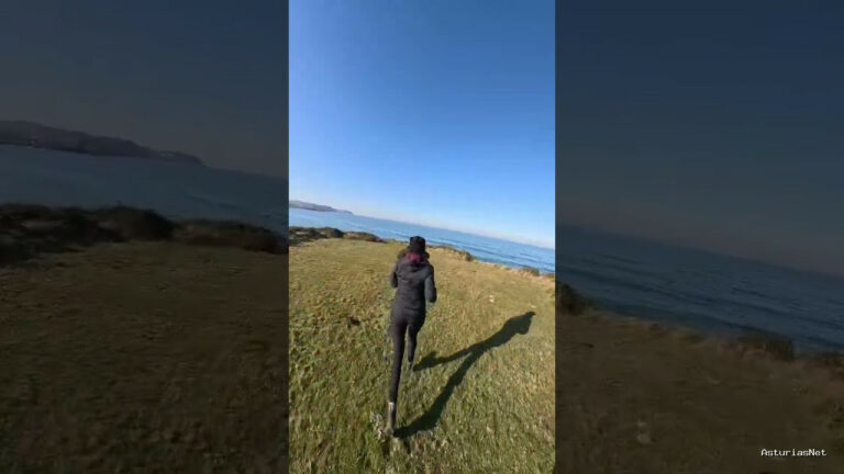 Viajar desde Asturias | 20 de febrero de 2023 | Corriendo por la hierba en un acantilado del mar cantabrico en Asturias