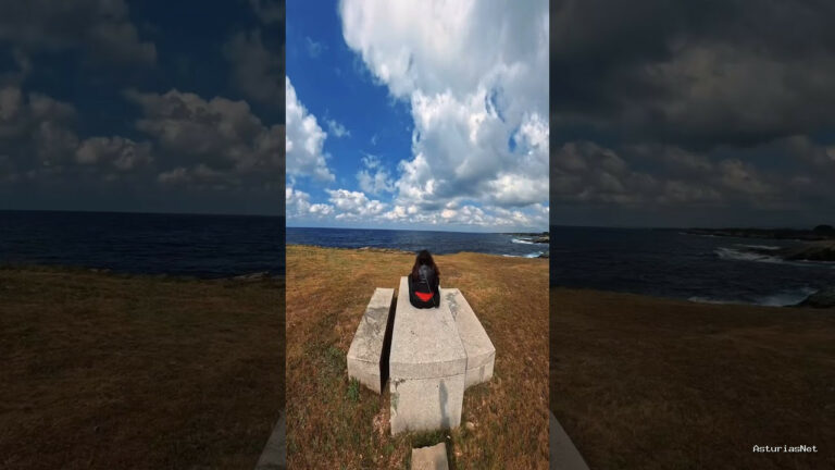 Viajar desde Asturias | 31 de mayo de 2023 | Estoy sentada en una mesa de piedra, junto a la pradera y mirando al mar cantabrico