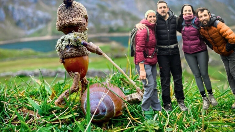 Viajar desde Asturias | November 26, 2024 | Increíbles Fotos CON Muñecos Hechos CON Bellotas EN Plena Naturaleza