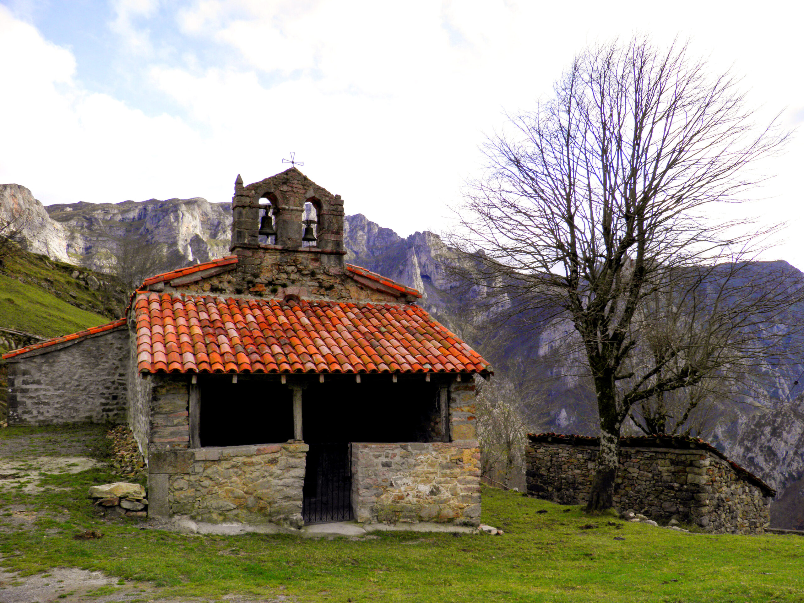 Ermita de Casielles, en el concejo de Ponga, sobre la zona del desfiladero