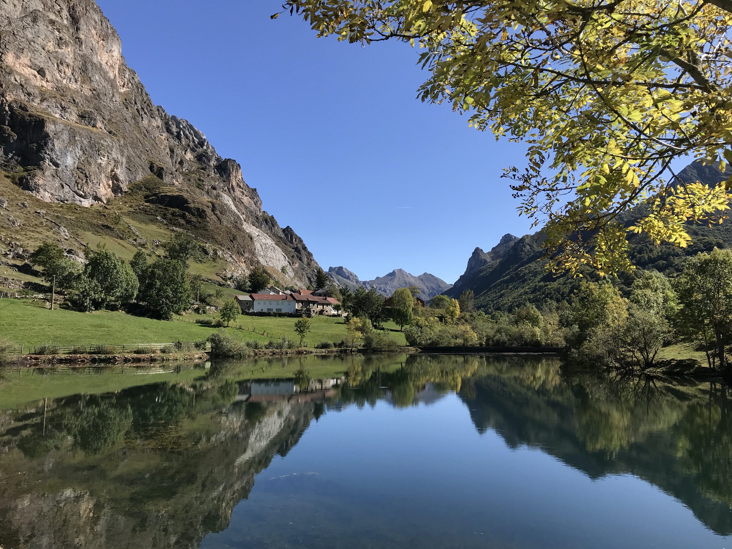 Un lago de alta montaña en el Parque Natural de Somiedo