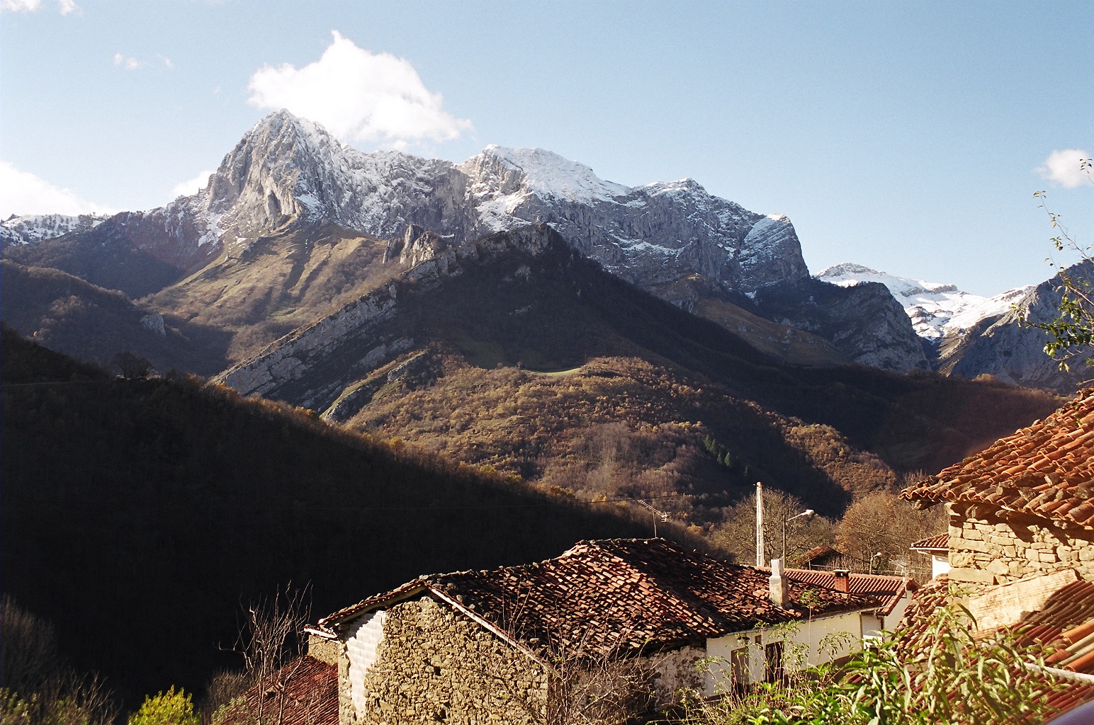 Pueblo de montaña en la comarca de Ponga