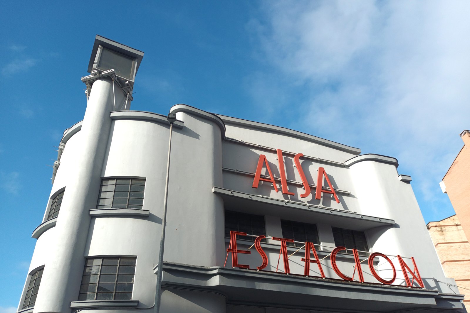 Fachada de la estación de autobuses de ALSA en Gijón