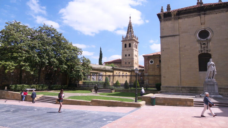 Catedral de Oviedo y plaza de Alfonso II