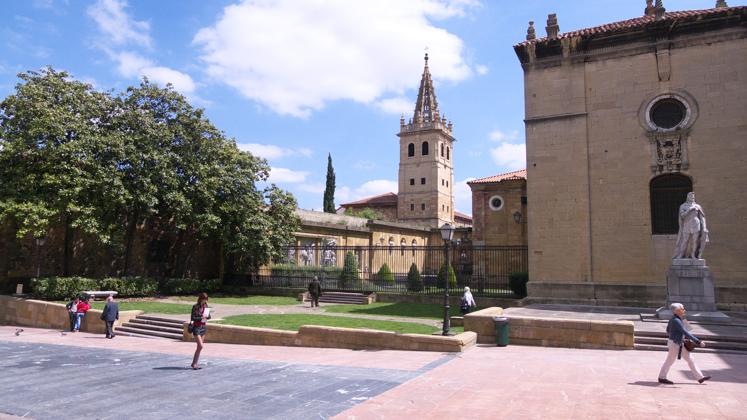 Catedral de Oviedo y plaza de Alfonso II