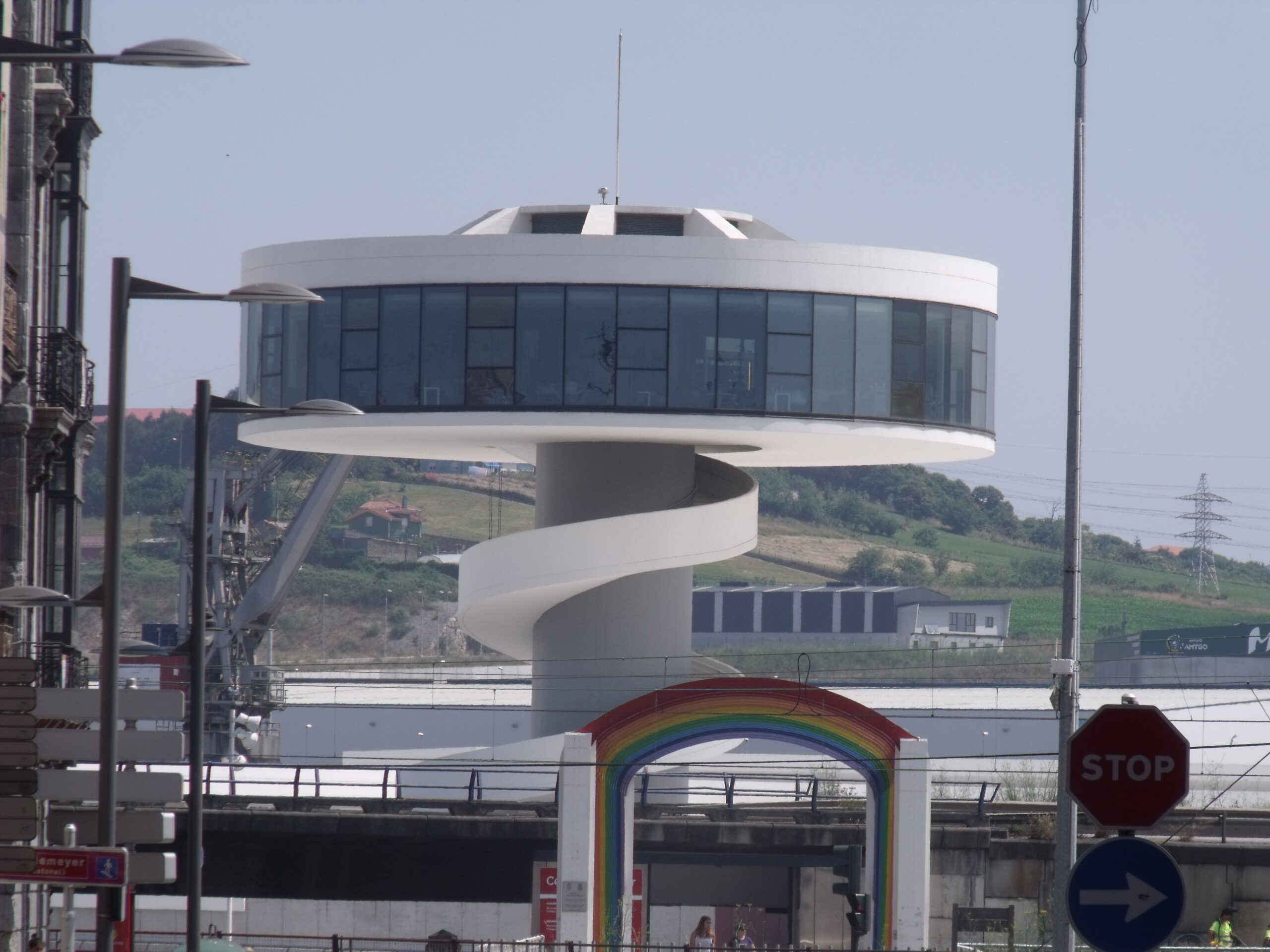 Centro Niemeyer desde la ría de Avilés