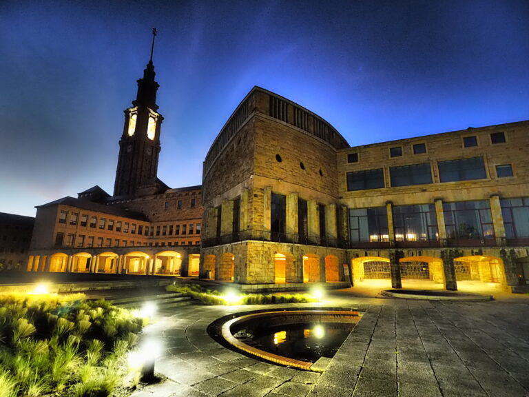 Universidad Laboral de Gijón desde los jardines