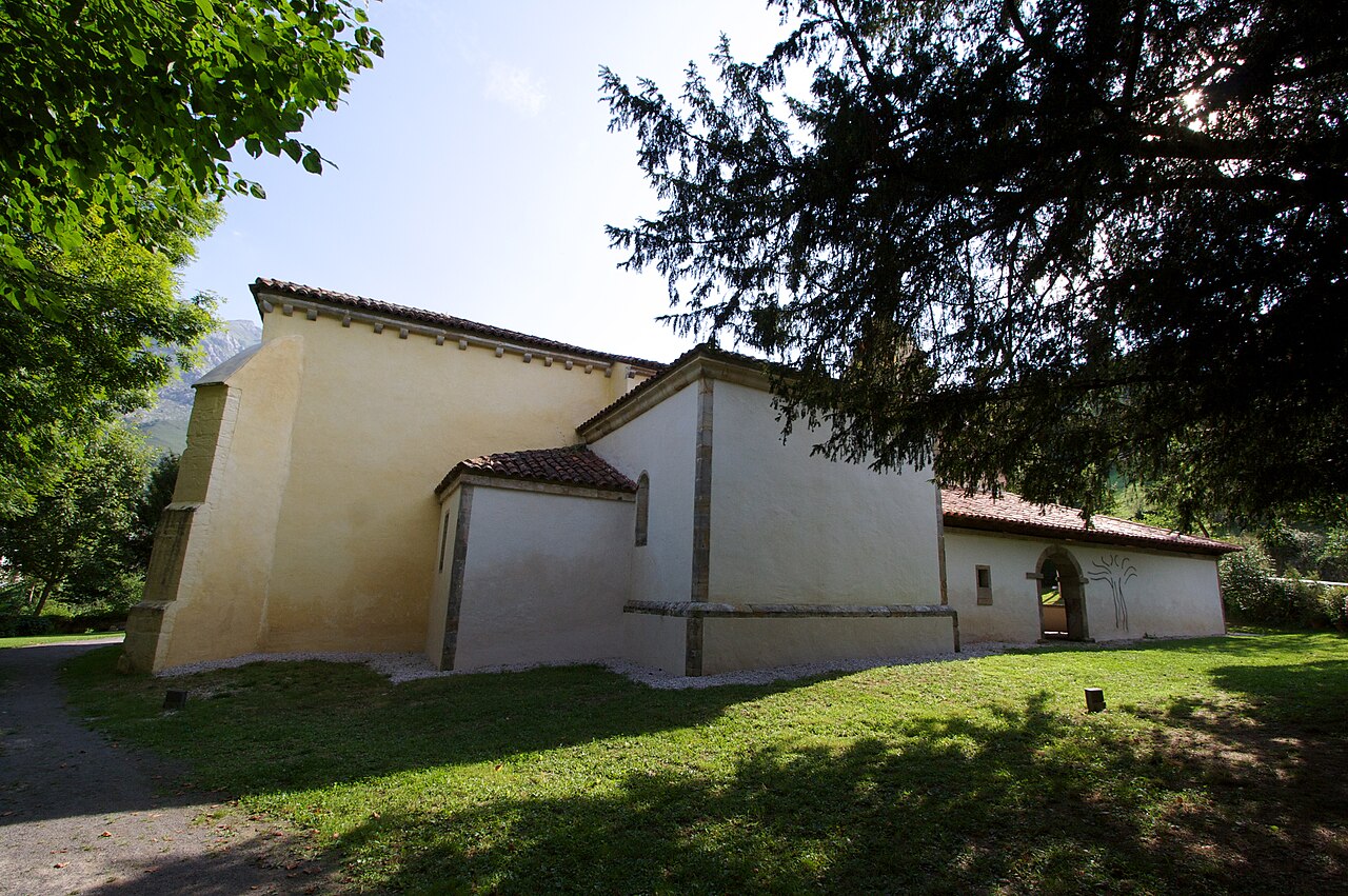Iglesia de Santa María de Llas