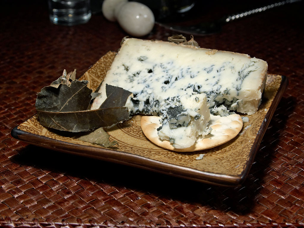 Queso Cabrales con sus características vetas azul-verdosas del penicillium