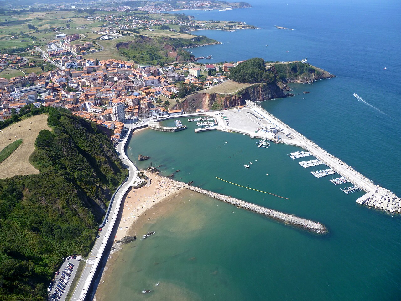 Vista aérea de Candás, con su puerto y su playa, capital de Carreño
