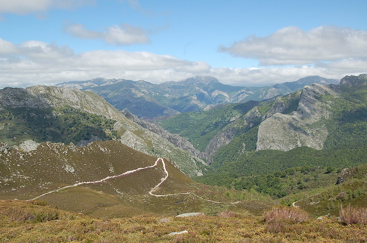 Paisaje de montaña del Parque Natural de Redes con un sendero entre picos y valles