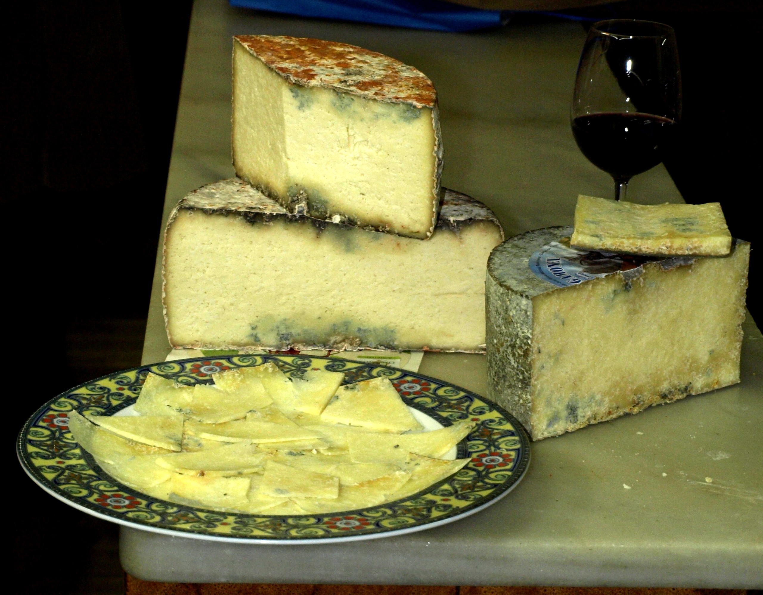 Piezas de queso Gamonéu con la floración azul-verdosa junto a la corteza