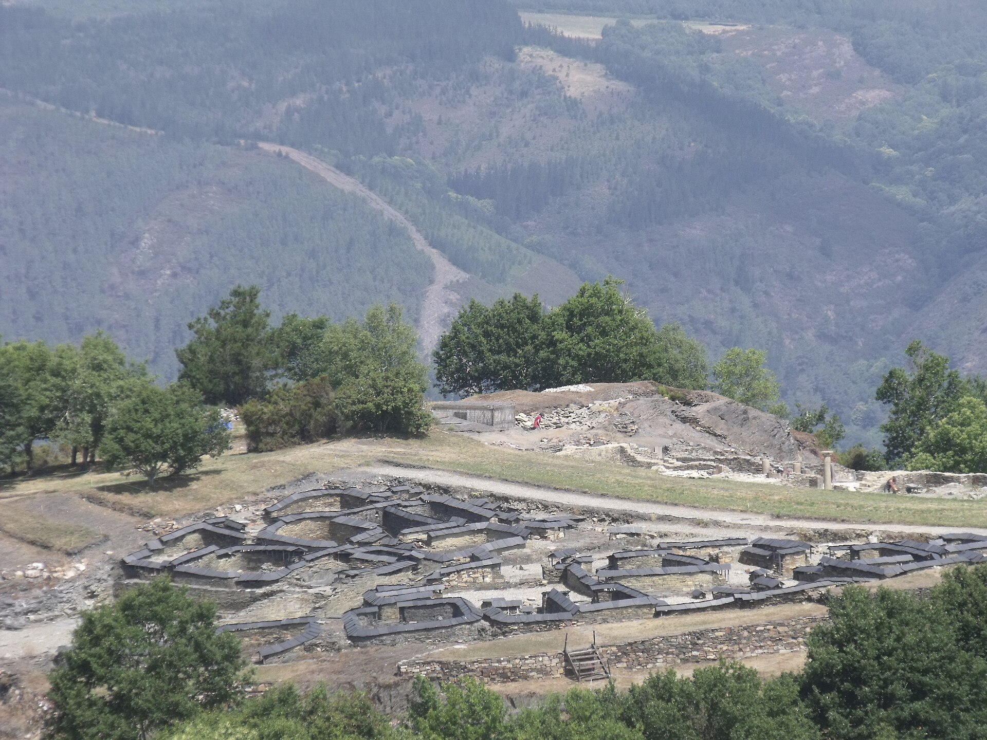 Castro del Chao Samartín, yacimiento de la Edad del Hierro con domus romana