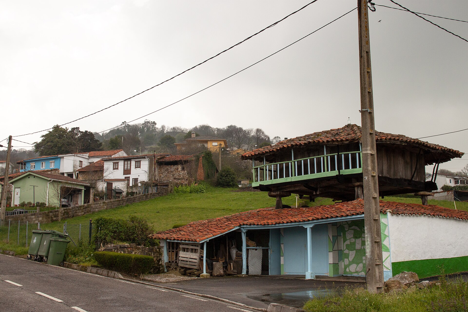 Vista rural de La Peral con hórreo, uno de los principales núcleos del concejo