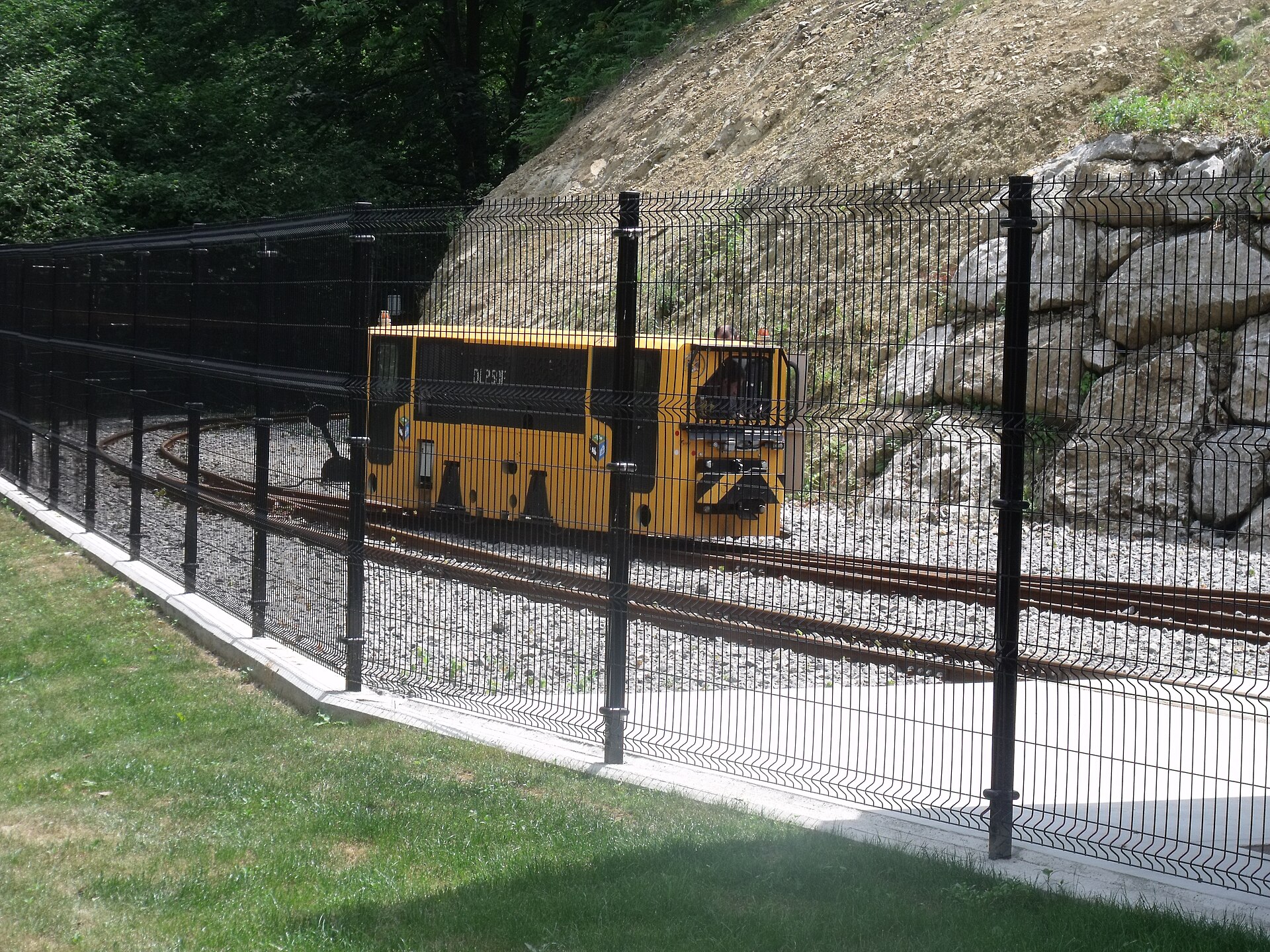 Tren minero amarillo en las vías del Ecomuseo Minero del Valle de Samuño, entre La Nueva y El Cadavíu.