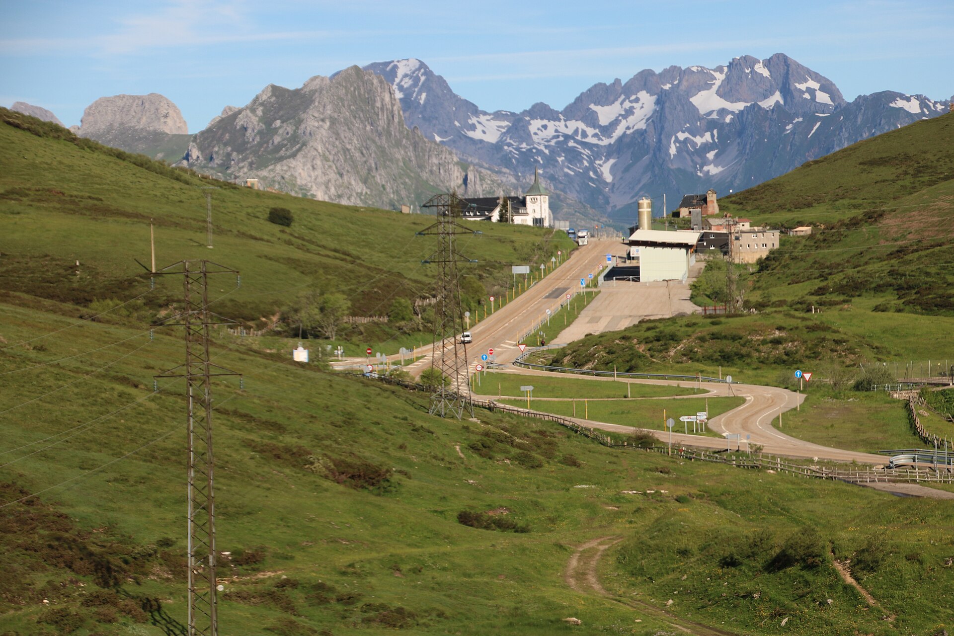 Puerto de Pajares (1378 m), paso natural del Camino del Salvador entre León y Asturias, sin personas.