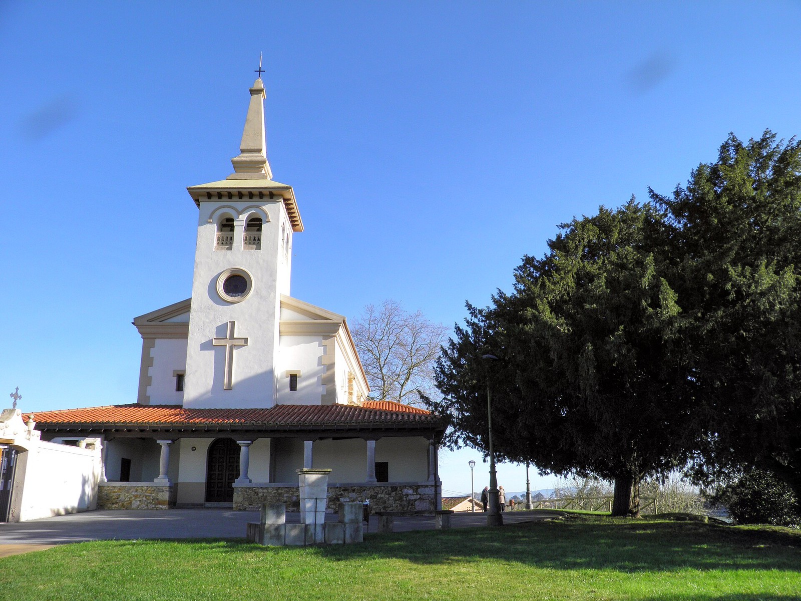 Iglesia parroquial de San Cucao (San Cucufate), de estilo barroco-historicista.