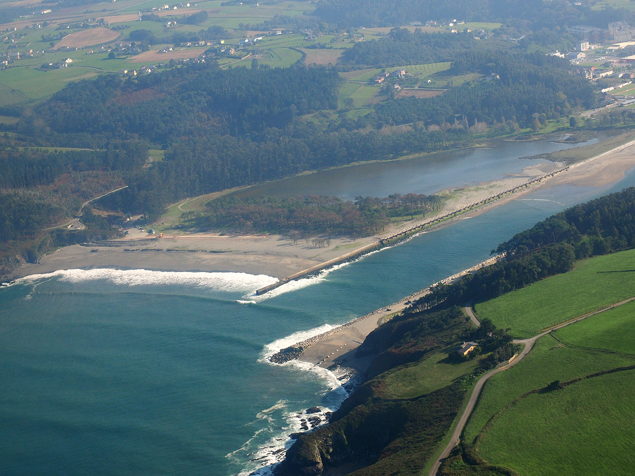 Aerial view of the mouth of the Navia estuary.