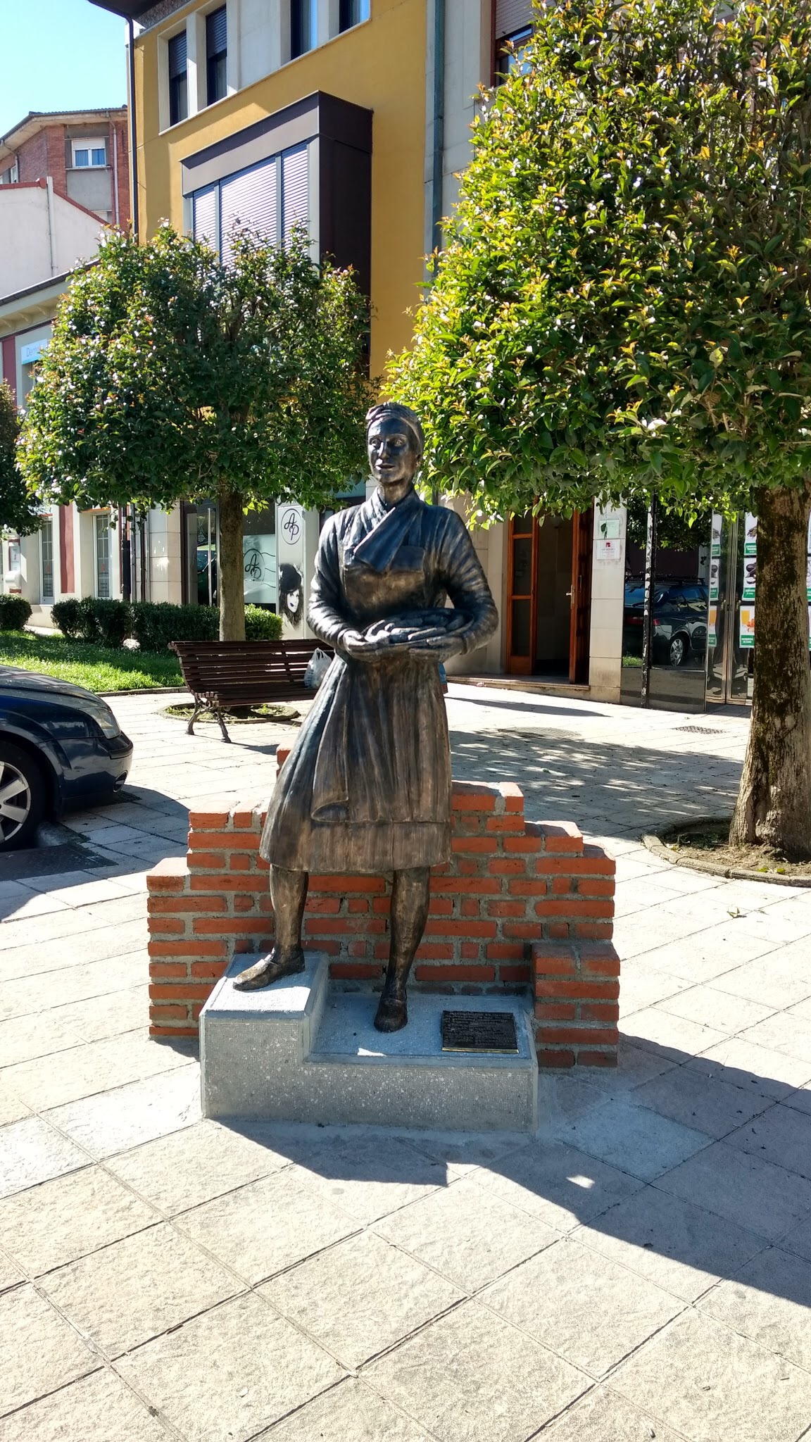 Estatua de bronce de la Chacinera, homenaje a la industria cárnica de Noreña.