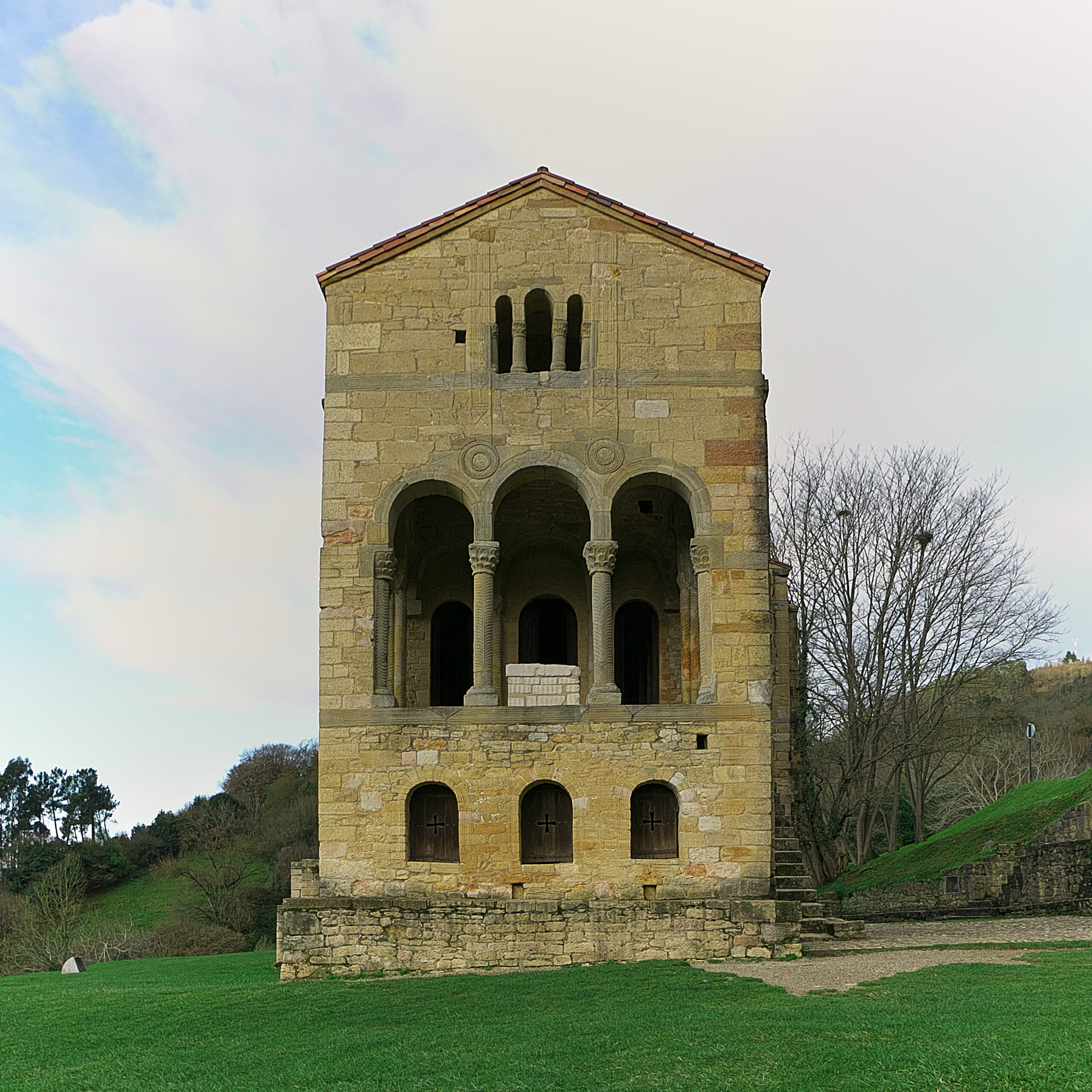 Fachada oriental de Santa María del Naranco, joya del prerrománico asturiano en el monte Naranco.