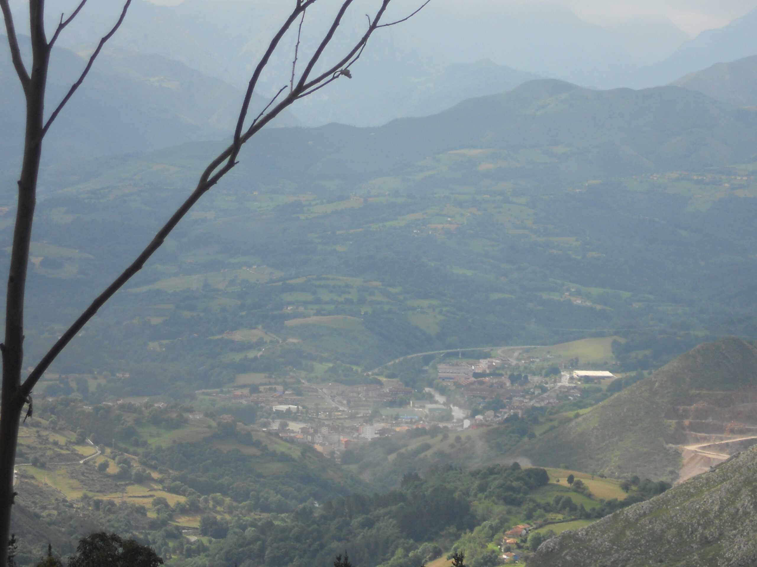 Vista de Arriondas, capital del concejo de Parres, con la Sierra del Sueve al fondo.