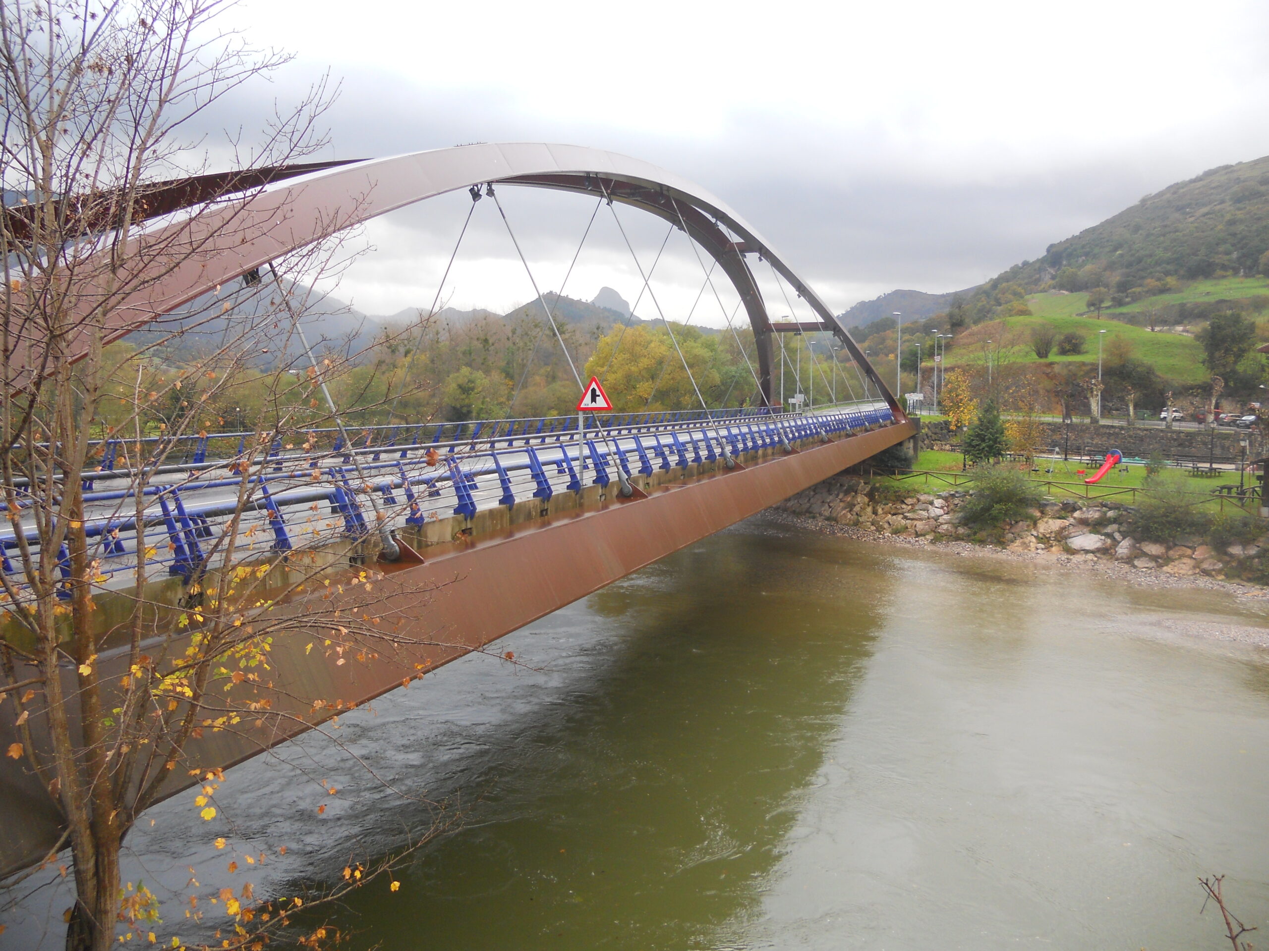 Puente sobre el río Deva en Panes, Peñamellera Baja.