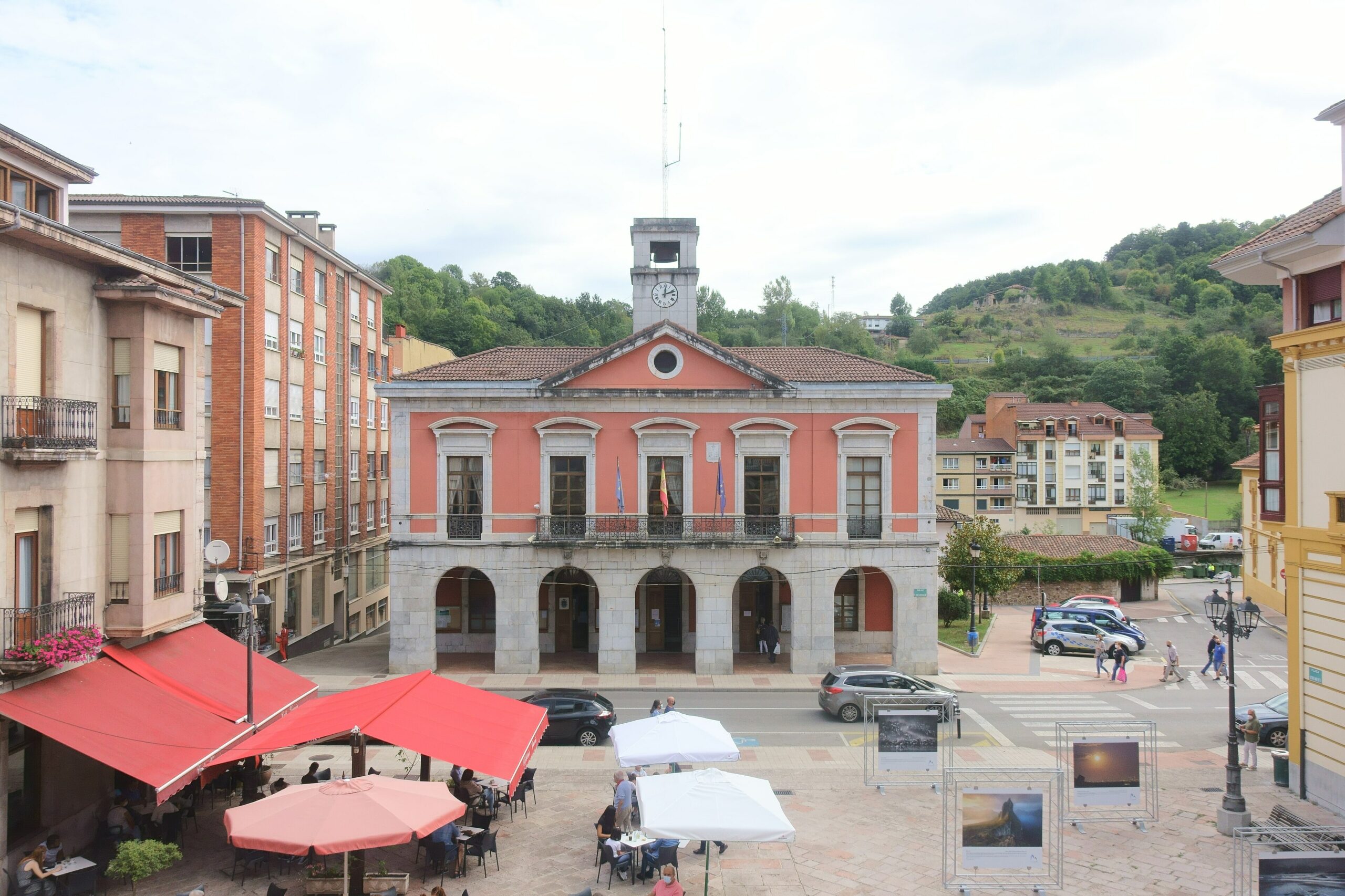 La casa consistorial neoclásica de Infiesto, capital del concejo de Piloña.