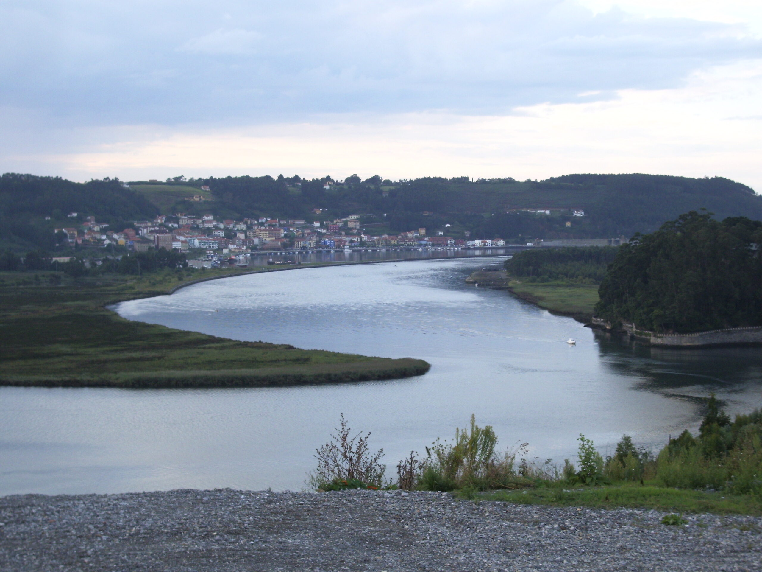 La ría de Pravia, desembocadura del río Nalón en el Cantábrico, con San Esteban de Pravia al fondo.