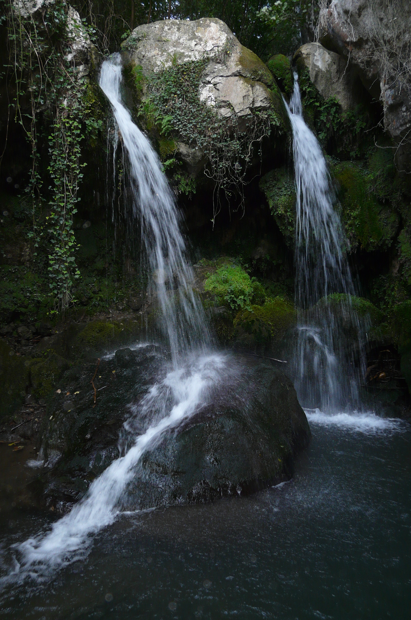 La cascada de Aguascantarinas, del río Serandi, en Proaza.