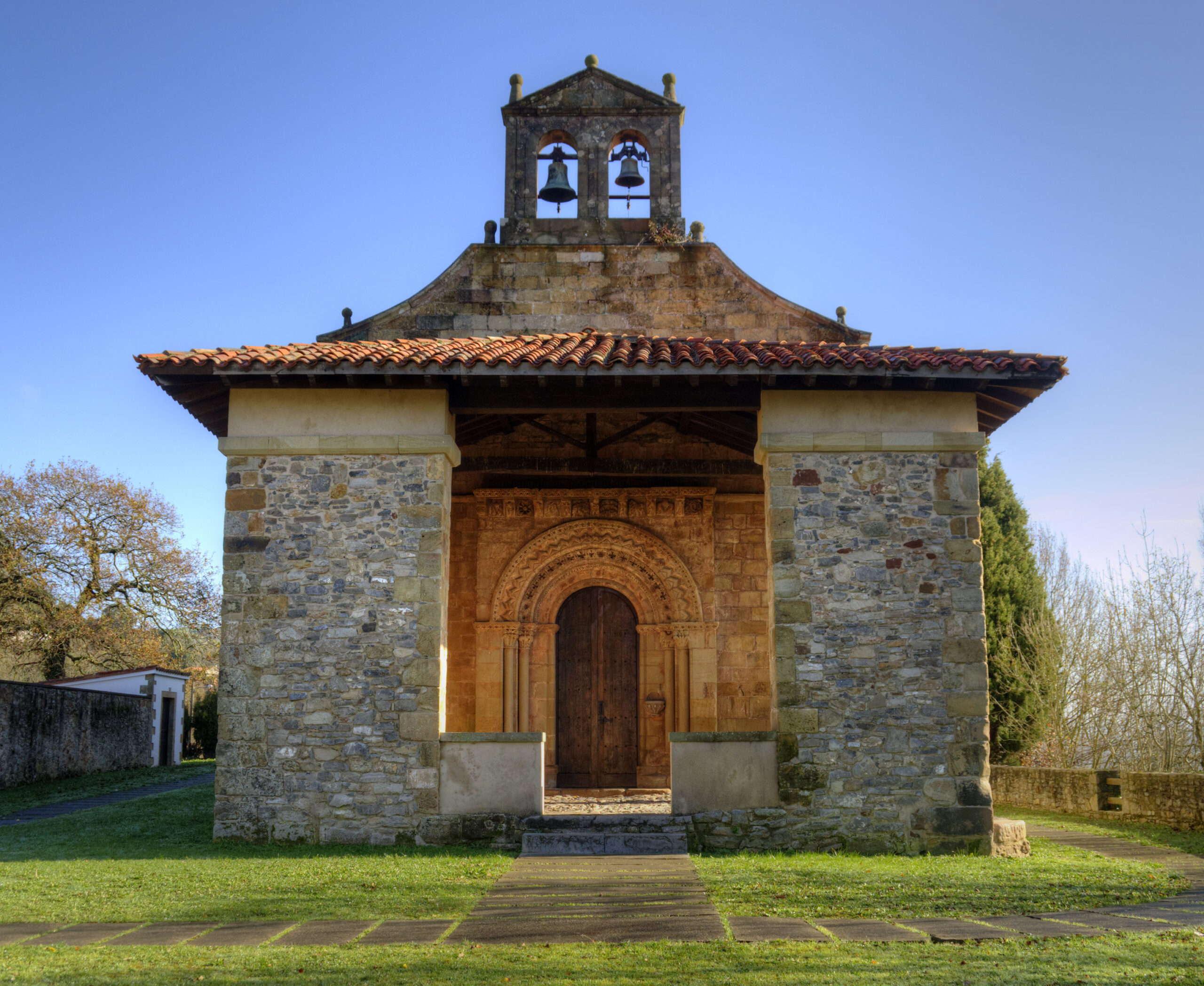 Iglesia románica de Santa María de Narzana, en Sariego.