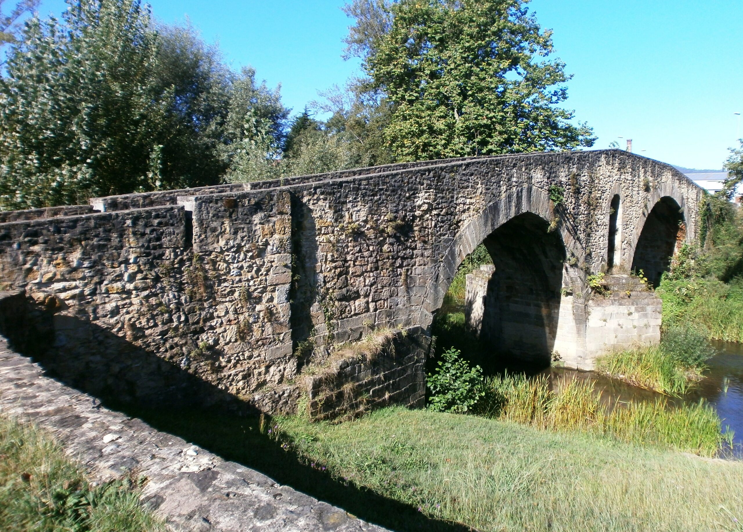 Puente de Colloto sobre el río Nora, en Siero.