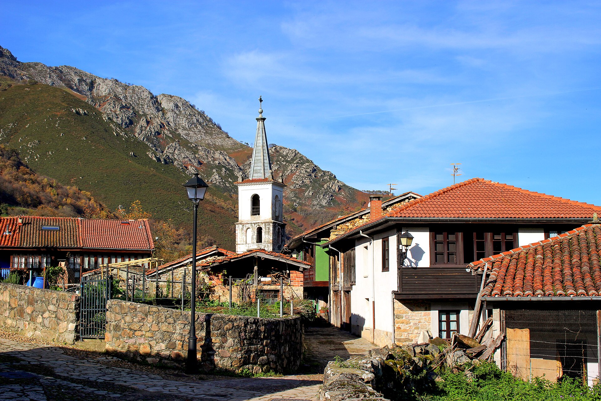 Soto de Agües, starting point of the Ruta del Alba, in Sobrescobio.
