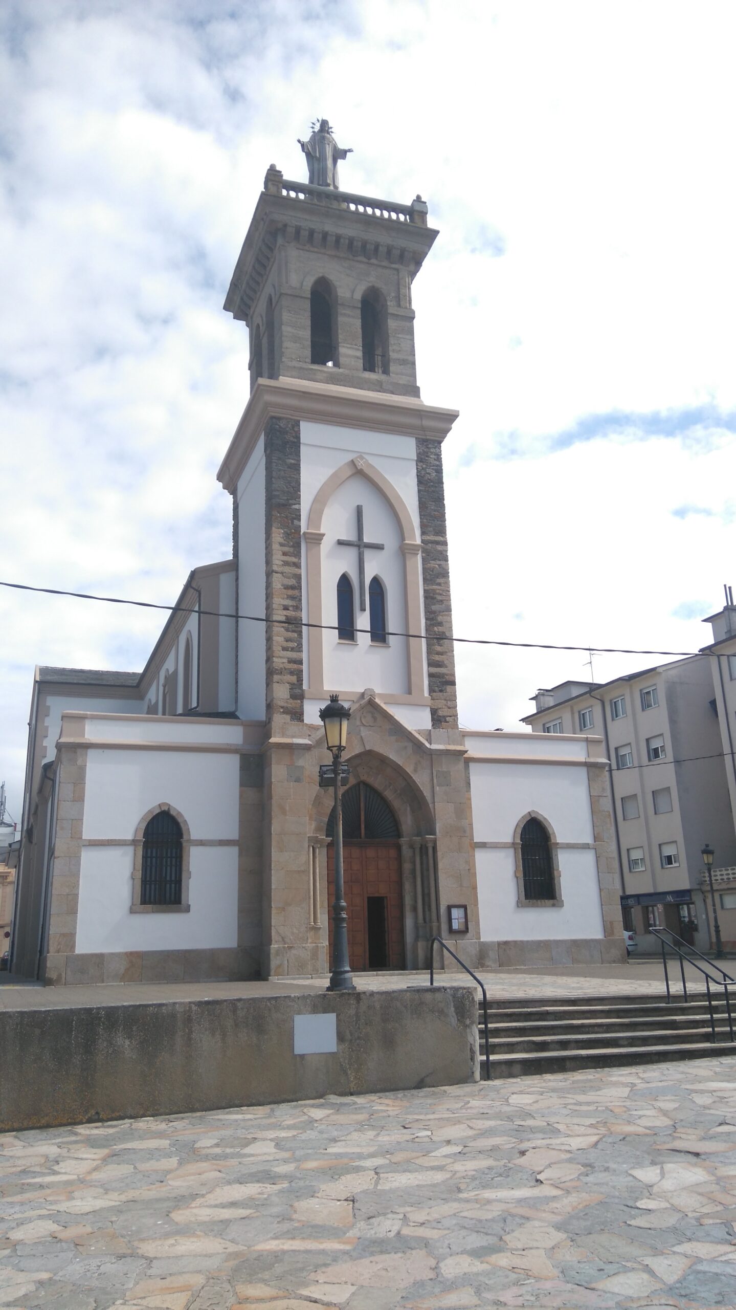 La iglesia neogótica de San Esteban, en la villa de Tapia.