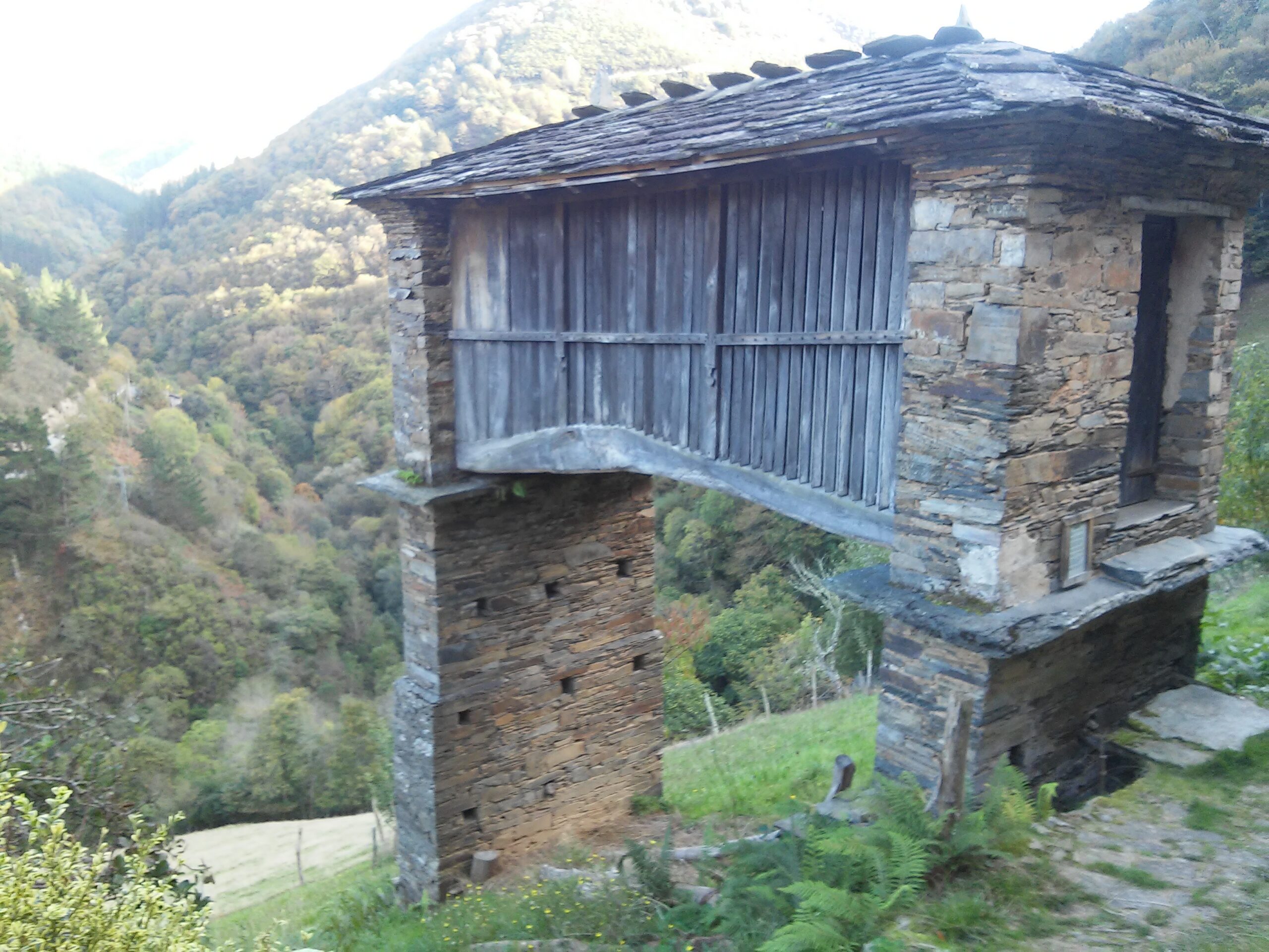 Hórreo de piedra y pizarra en la aldea de Esquíos, en el valle del Turía.