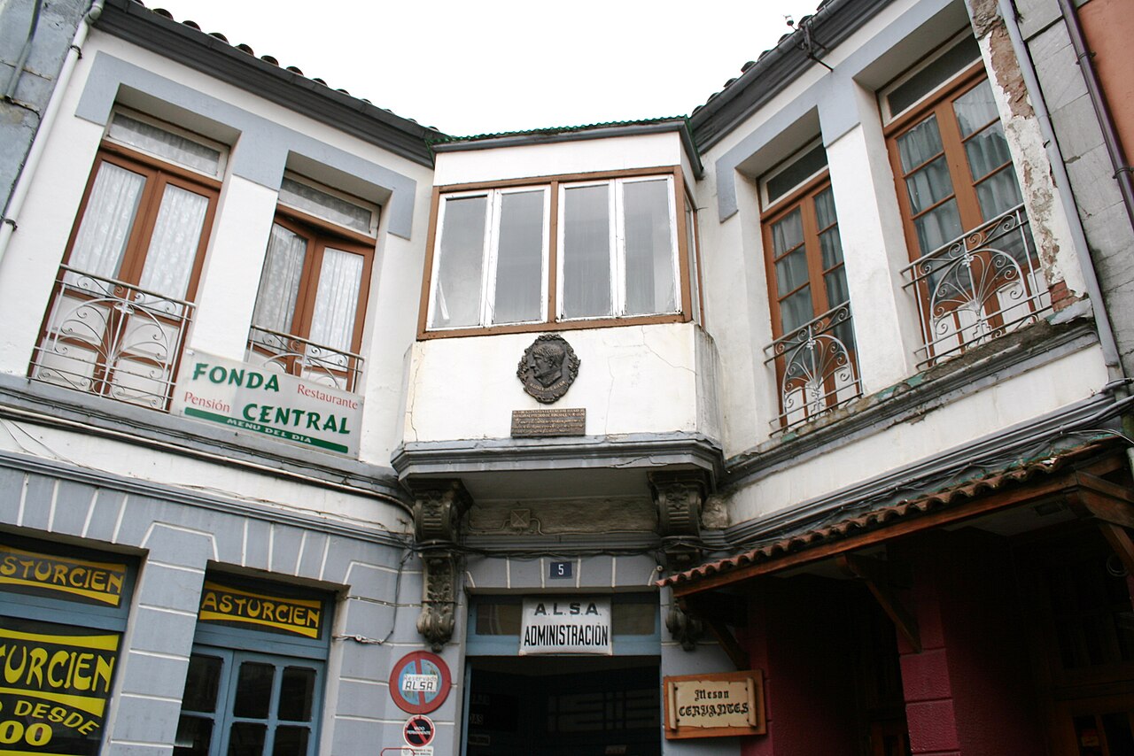 Calle de la villa de Tineo con la placa dedicada al general Riego.