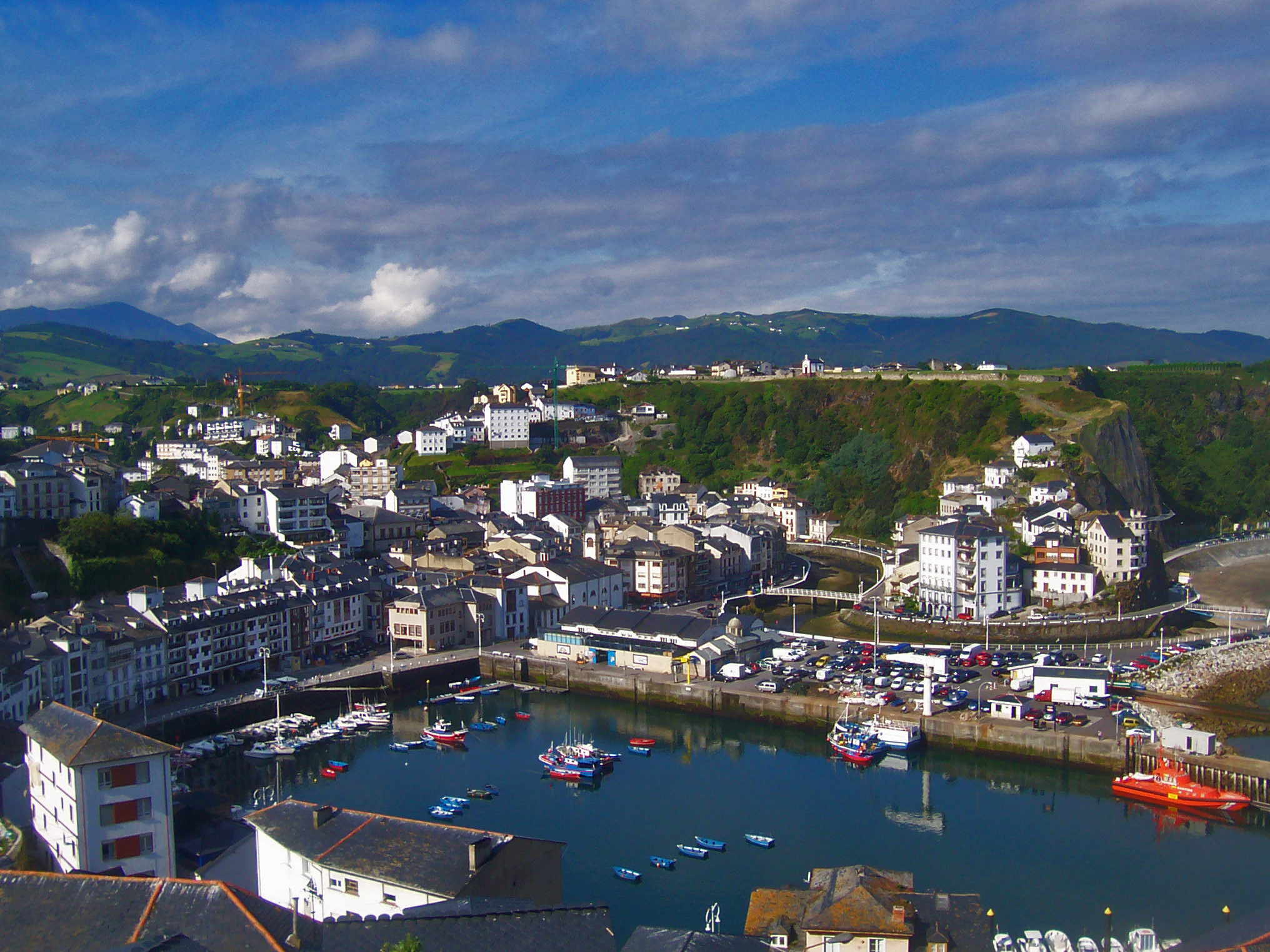 Vista panorámica de la villa de Luarca y su puerto.